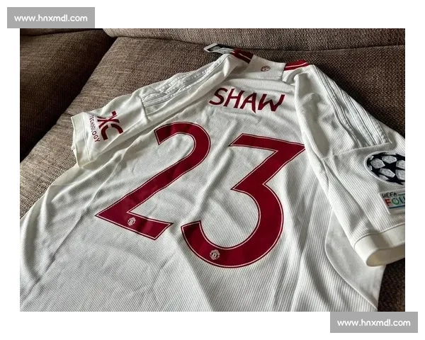 贝巴领衔！曼联二客球衣重现 90 年代经典，黑黄风暴席卷老特拉福德