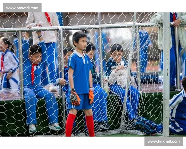 黄果遇榴花：绿茵场的春日交响