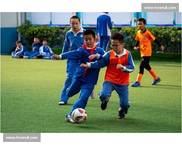 黄果遇榴花:绿茵场的春日交响