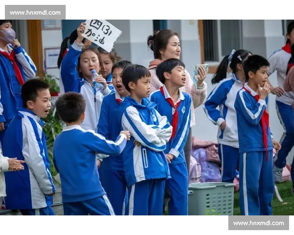 黄果遇榴花:绿茵场的春日交响